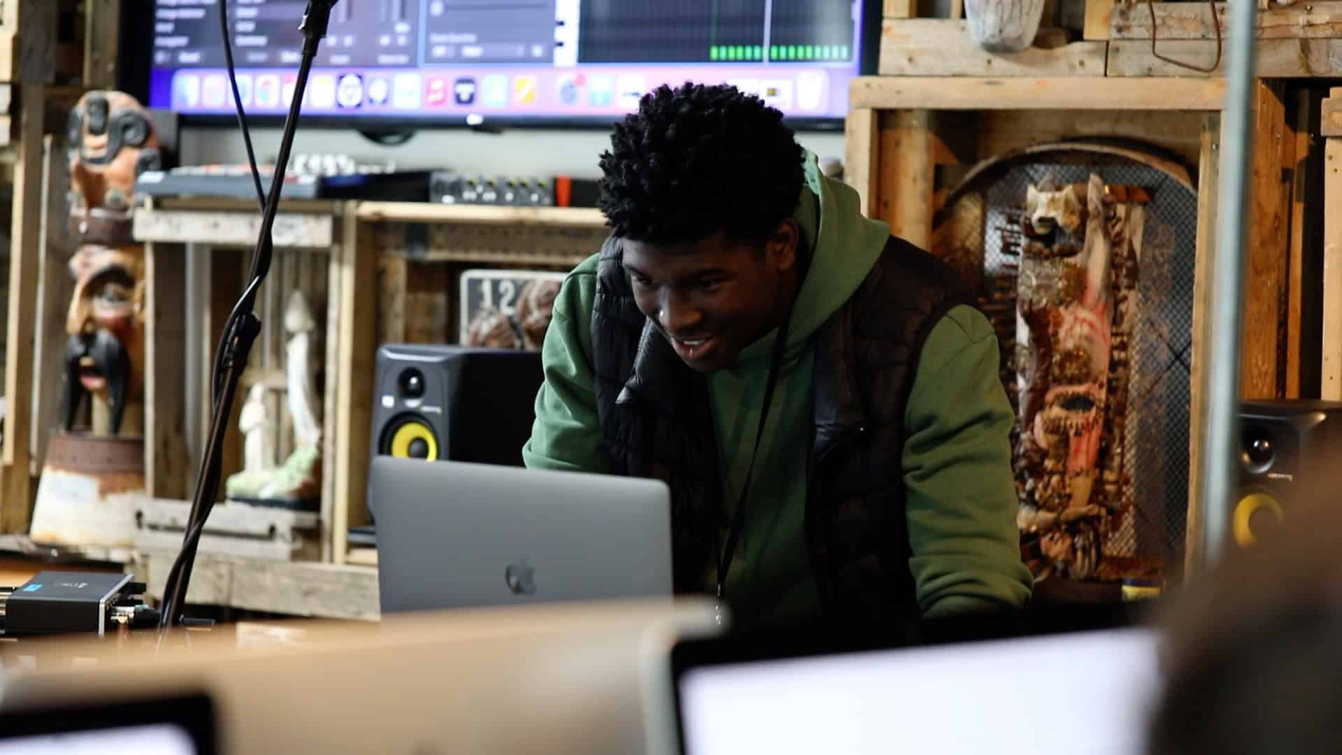 emerging artist submitting music online to blogs, magazines, radio and Spotify playlists.